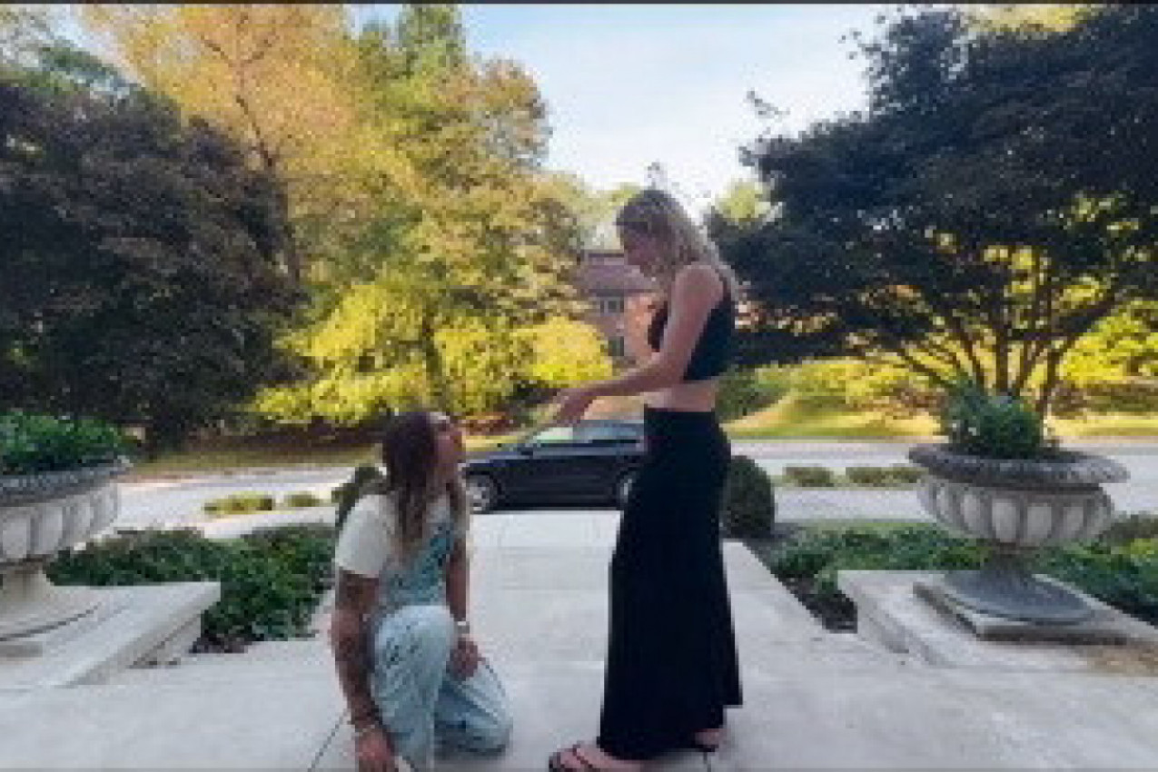 KLEKNUO JE PRED DEVOJKOM, A ONA JE MISLILA DA ĆE JE ZAPROSITI: Ono što je potom uradio potpuno ju je slomilo! (VIDEO)