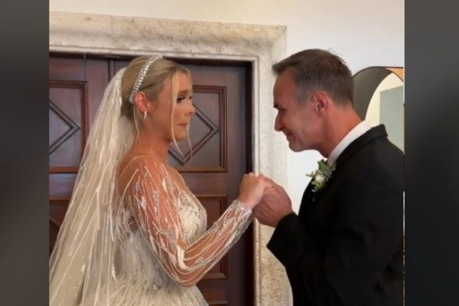 ZBOG SNIMKA OVE MLADE PLAČE CEO INTERNET: Par trenutaka pred venčanje otac joj je priredio nešto što nikada neće zaboraviti (VIDEO)