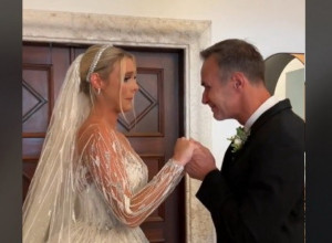 ZBOG SNIMKA OVE MLADE PLAČE CEO INTERNET: Par trenutaka pred venčanje otac joj je priredio nešto što nikada neće zaboraviti (VIDEO)