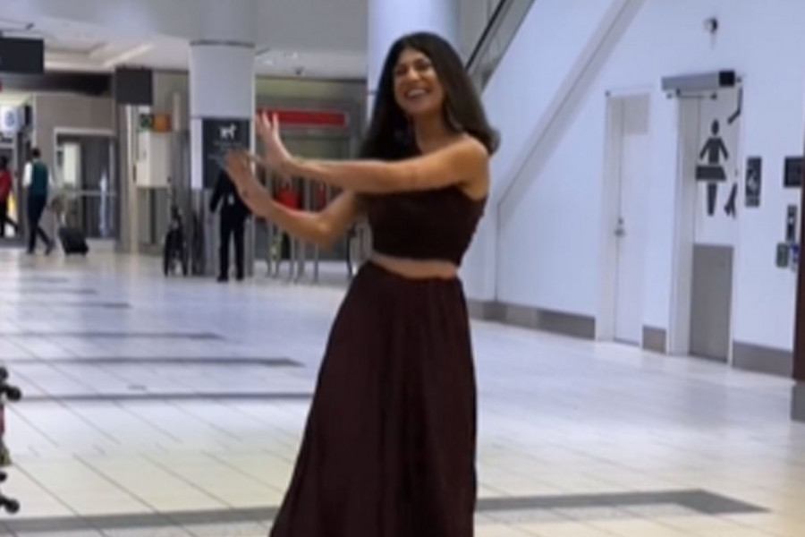 POSLE PET GODINA VEZE NA DALJINU SAČEKALA JE DEČKA NA AERODROMU: Zbog onoga što je uradila svi su je zgranuto gledali (VIDEO)