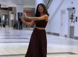 POSLE PET GODINA VEZE NA DALJINU SAČEKALA JE DEČKA NA AERODROMU: Zbog onoga što je uradila svi su je zgranuto gledali (VIDEO)