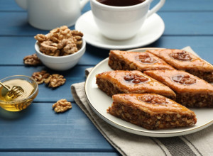 EVO KAKO DA NAPRAVITE SOČNU BAKLAVU SA MEDOM I ORASIMA: Grčki recept za tradicionalnu poslasticu (FOTO)