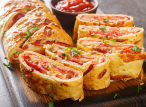 DOMAĆA PICA-PITA JE IZDAŠNA I PUNA UKUSNOG FILA: Recept kojim ćete oduševiti celu porodicu