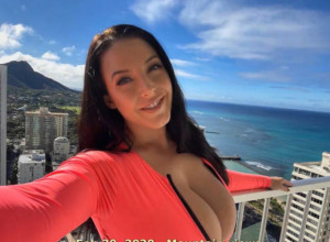 "ANĐELA, UGASI VATRU U MOJIM PANTALONAMA": Poznata glumica objavila fotografije zbog kojih su muškarci izgubili kontrolu (FOTO)