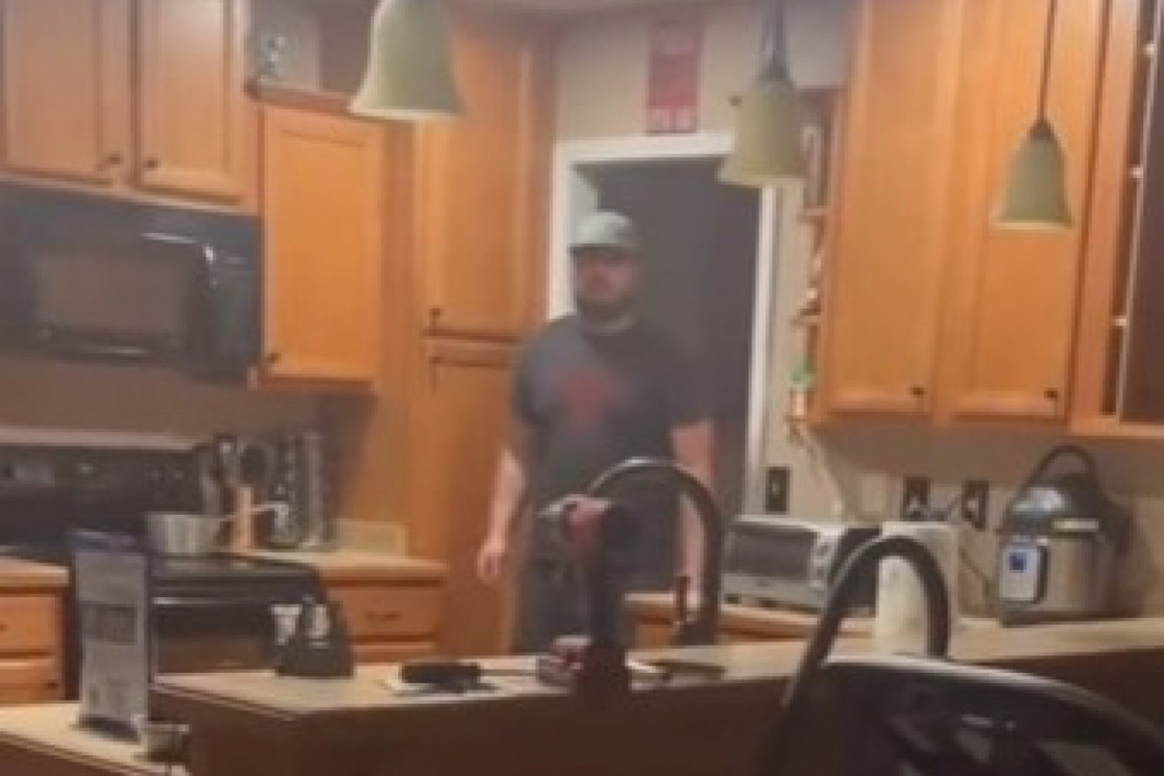 ŽENA JE POKLONILA SUPRUGU PSA, ALI SE ON RAZOČARAO: Isterao ju je iz kuće i rasplakao, ovo ona nije očekivala! (VIDEO)