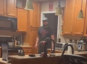 ŽENA JE POKLONILA SUPRUGU PSA, ALI SE ON RAZOČARAO: Isterao ju je iz kuće i rasplakao, ovo ona nije očekivala! (VIDEO)