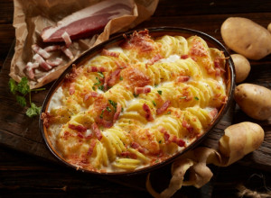 PEKARSKI KROMPIR SA SLANINICOM: Domaćinski recept pravo iz Vojvodine (FOTO)