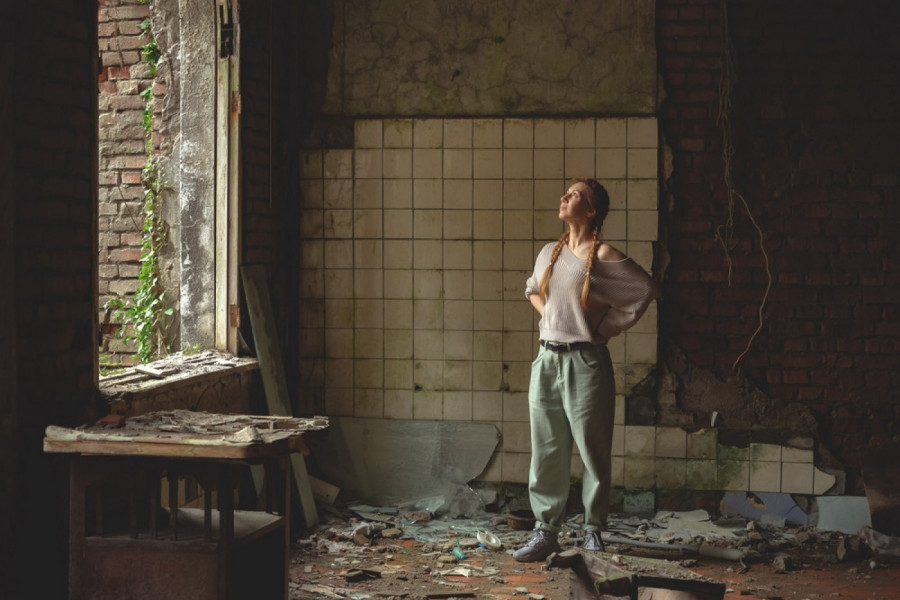 RENOVIRAO JE KUĆU I SKINUO POD U HODNIKU: Usledio je šok, niko ne zna šta je ovo! (FOTO)