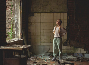 RENOVIRAO JE KUĆU I SKINUO POD U HODNIKU: Usledio je šok, niko ne zna šta je ovo! (FOTO)