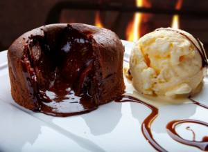 LAVA KOLAČ BEZ BRAŠNA: Savršeno sočna čokoladna poslastica koja će očarati vaša nepca