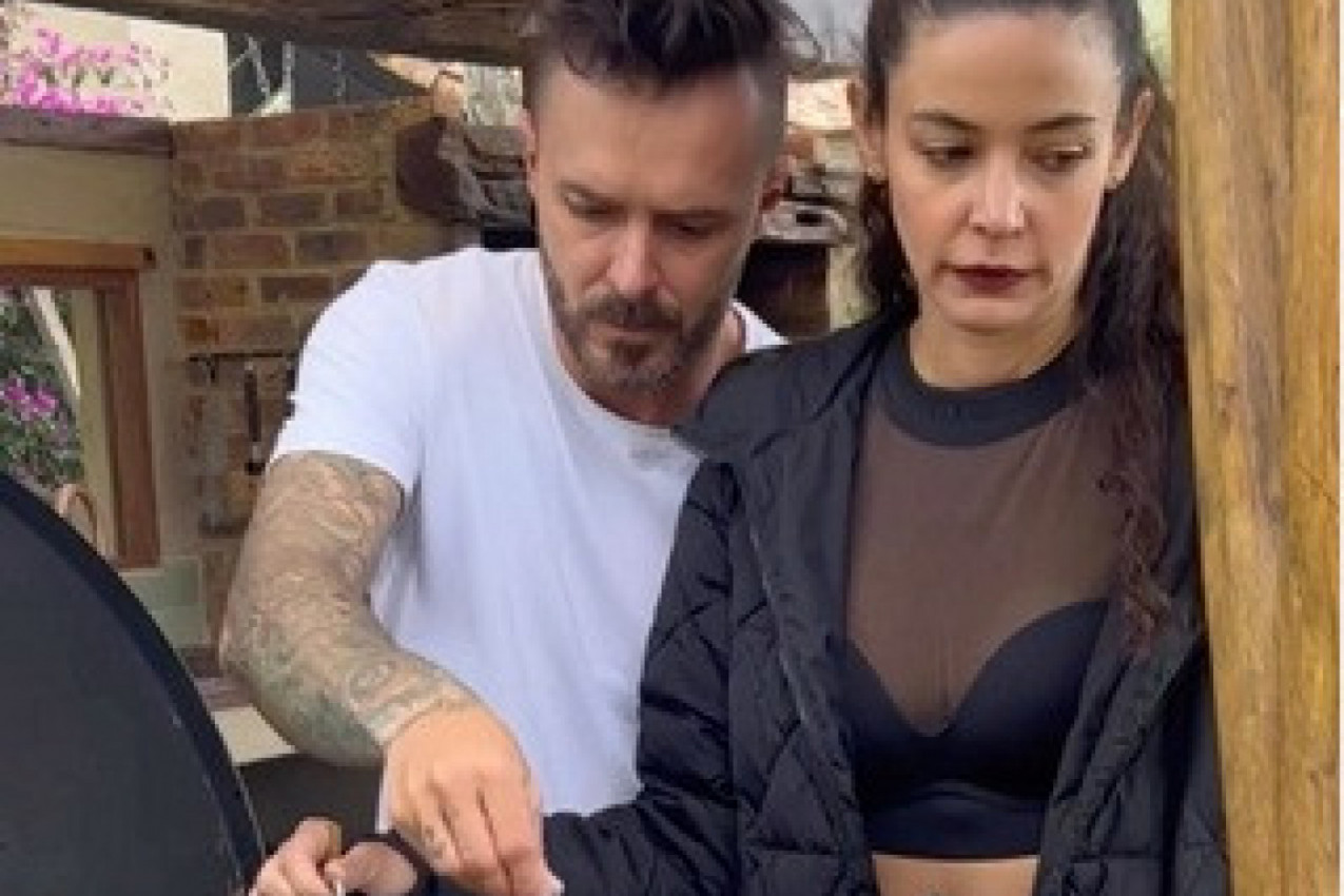 KAD SE MUŽ U SVE MEŠA: Urnebesni snimak na mrežama izazvao salve smeha, ljudi ne veruju šta ovaj čovek radi! (VIDEO)