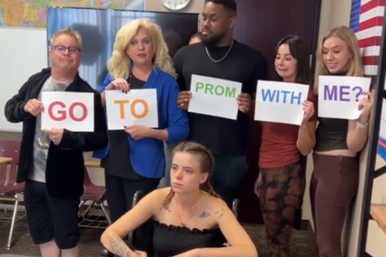 DEVOJKA U INVALIDSKIM KOLICIMA DOBILA JE ORIGINALAN POZIV ZA MATURSKO VEČE: Svi su strpljivo čekali da se konačno okrene, a iznenađenju nije bilo kraja kad je videla ko je zove! (FOTO+VIDEO)