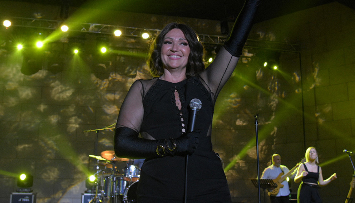 NINA BADRIĆ U LATEKSU OD GLAVE DO PETE: Dubok dekolte i prekratka suknja otkrili i više nego inače, a mreže izgorele! (FOTO+VIDEO)