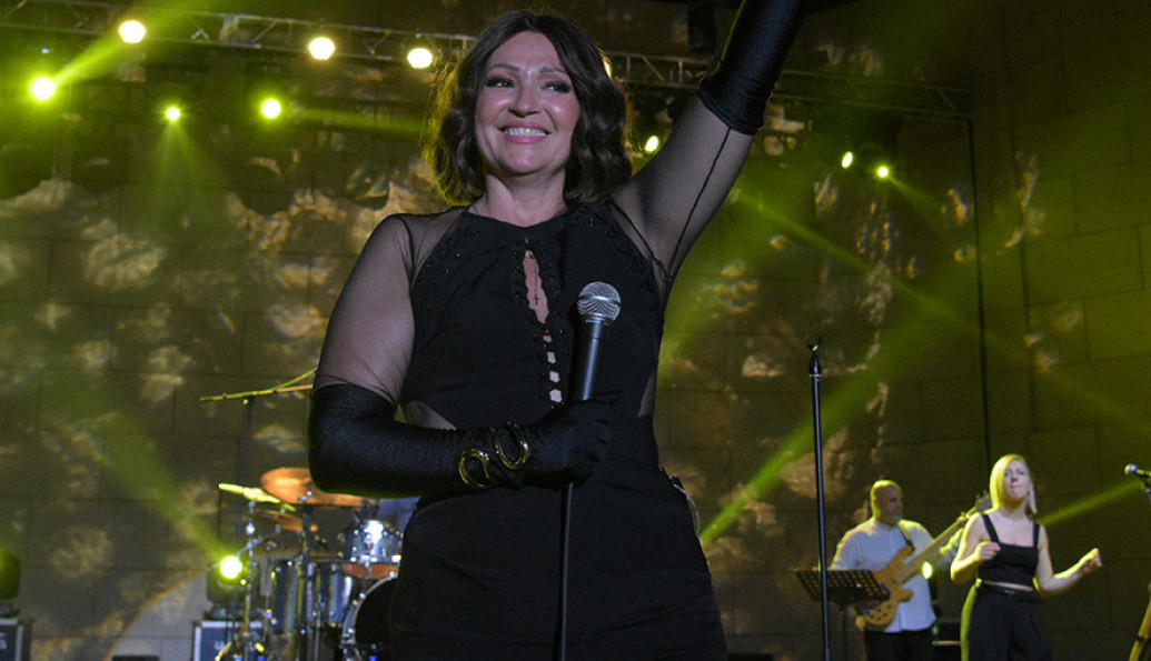 NINA BADRIĆ U LATEKSU OD GLAVE DO PETE: Dubok dekolte i prekratka suknja otkrili i više nego inače, a mreže izgorele! (FOTO+VIDEO)