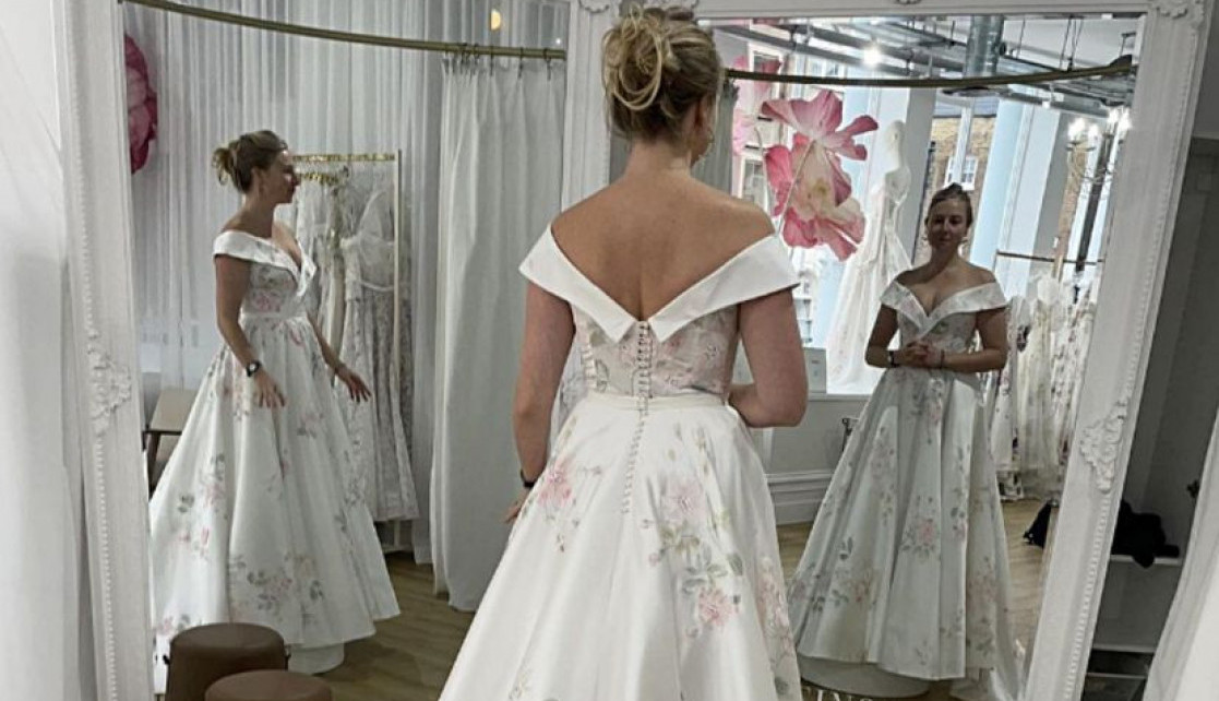 "Užasnuta sam onim što sam videla": Mlada je isprobavala venčanicu, kada je kod kuće gledala fotografije videla je misteriozni prizor i odjurila u radnju (FOTO)