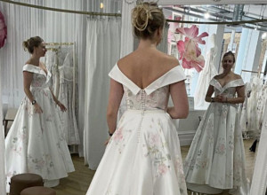 "Užasnuta sam onim što sam videla": Mlada je isprobavala venčanicu, kada je kod kuće gledala fotografije videla je misteriozni prizor i odjurila u radnju (FOTO)