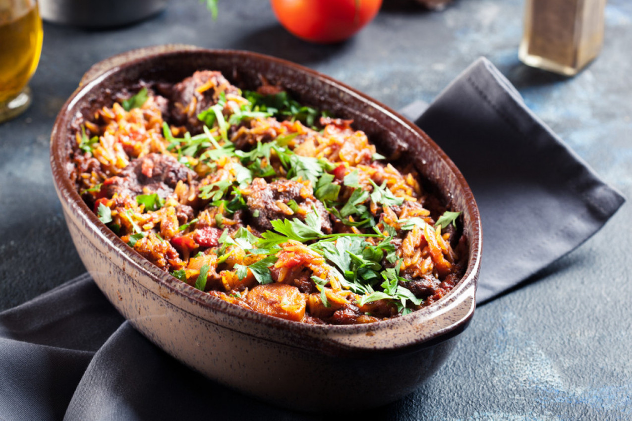 ĐUVEČ SA SVINJSKIM MESOM: Jedan sastojak daje mu poseban šmek, ovakav još niste probali (FOTO)