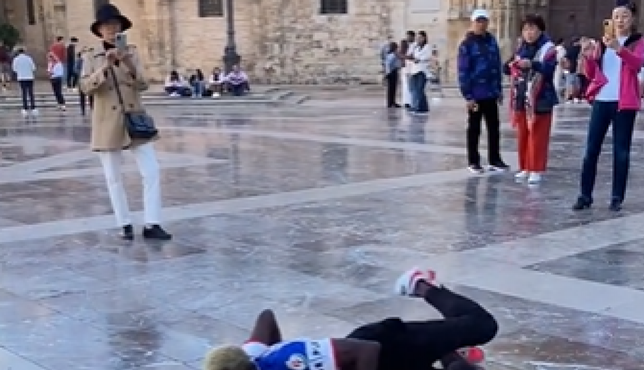 PROLAZNICI NA TRGU ZANEMELI SU PRED PRIZOROM KOJI SU GLEDALI: Ono što je ovaj mladić radio izazvalo je šokirane poglede (VIDEO)