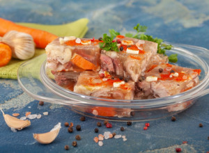 EVO KAKO DA NAPRAVITE PIHTIJE SA BELIM LUKOM: Domaćice se kunu u ovaj način pripreme, uvek se stegnu (FOTO)