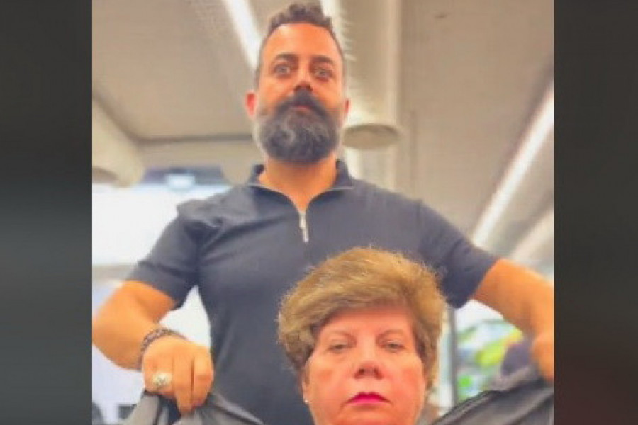 SELA JE NAMRGOĐENA NA FRIZERSKU STOLICU: Jednim pokretom frizer joj je vratio osmeh na lice, više nije mogla da prestane da se smeje! (VIDEO)