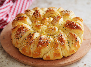 POGAČA ZA KOJU ĆE VAM SVI TRAŽITI RECEPT: Hrskava spolja, meka iznutra, a dva sastojka daju joj neodoljiv miris i ukus!