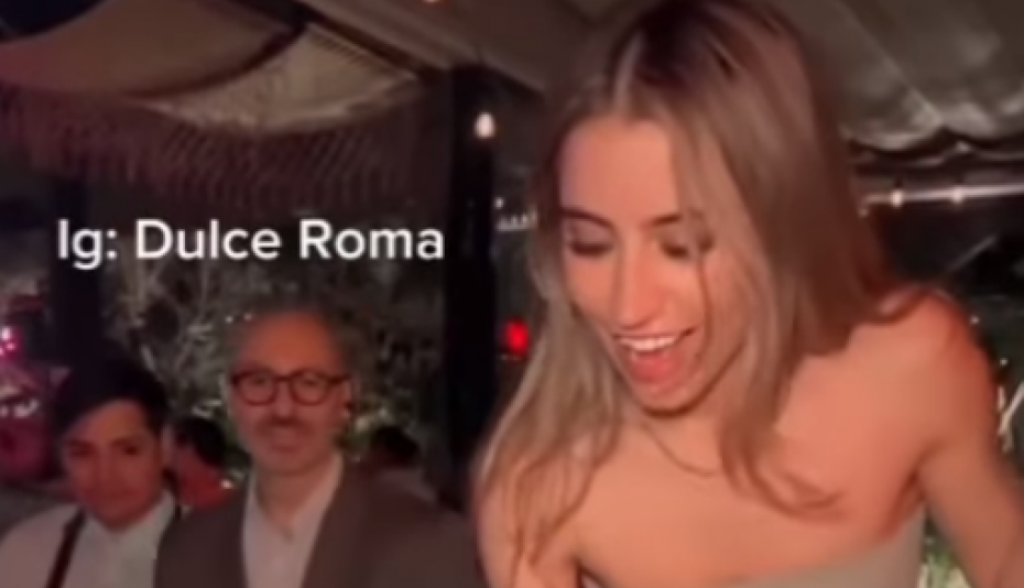 ZABAVLJALA SE NA ROĐENDANU, A KADA JE STIGLA TORTA SVI SU ZANEMELI: Devojka je uzela nož i krenula da je probada, "krv" se slivala na sve strane (VIDEO)