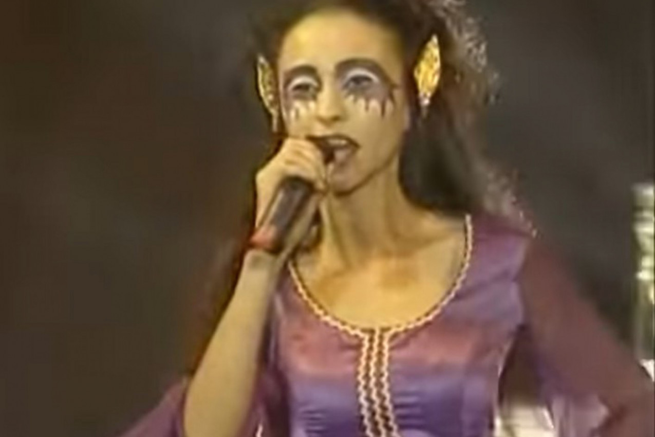 MADAM PIANO OSVOJILA JE SCENU, A ONDA NESTALA: Ovako danas izgleda pevačica moćnog glasa, a tek kad vidite njenu ćerku bićete u neverici (FOTO)