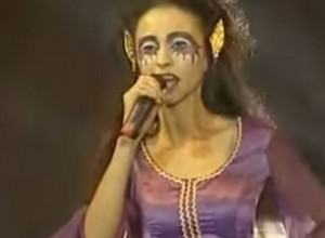 MADAM PIANO OSVOJILA JE SCENU, A ONDA NESTALA: Ovako danas izgleda pevačica moćnog glasa, a tek kad vidite njenu ćerku bićete u neverici (FOTO)