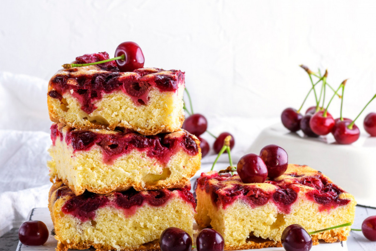 EVO KAKO DA ŽUTI KOLAČ SA VIŠNJAMA NE BUDE SUV: Domaćice su otkrile savet zlata vredan (FOTO)
