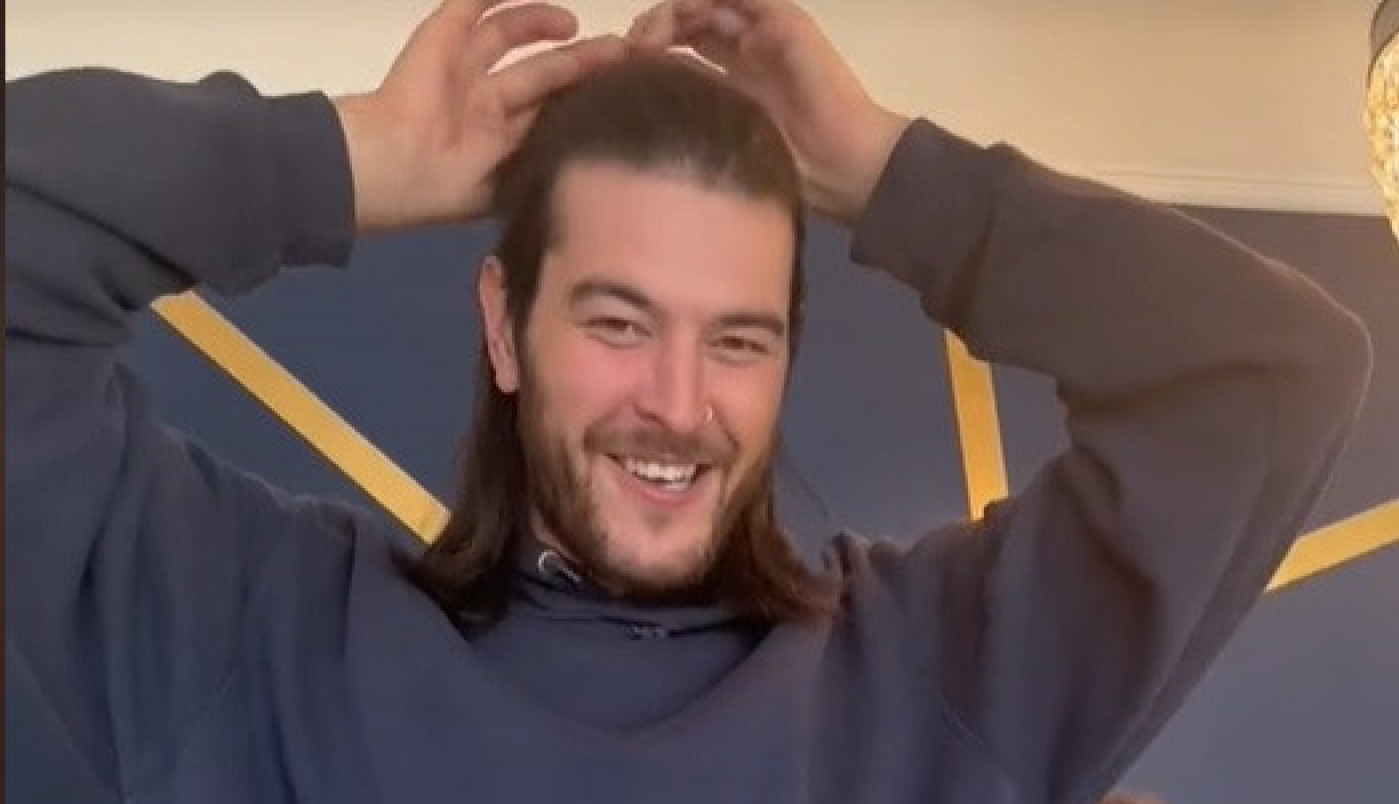 MUŠKARCI SU ZGROŽENI A ON SA UŽIVANJEM RADI SVOJ POSAO: Ovaj mladić sređuje devojke, o njegovom talentu bruje mreže! (VIDEO)