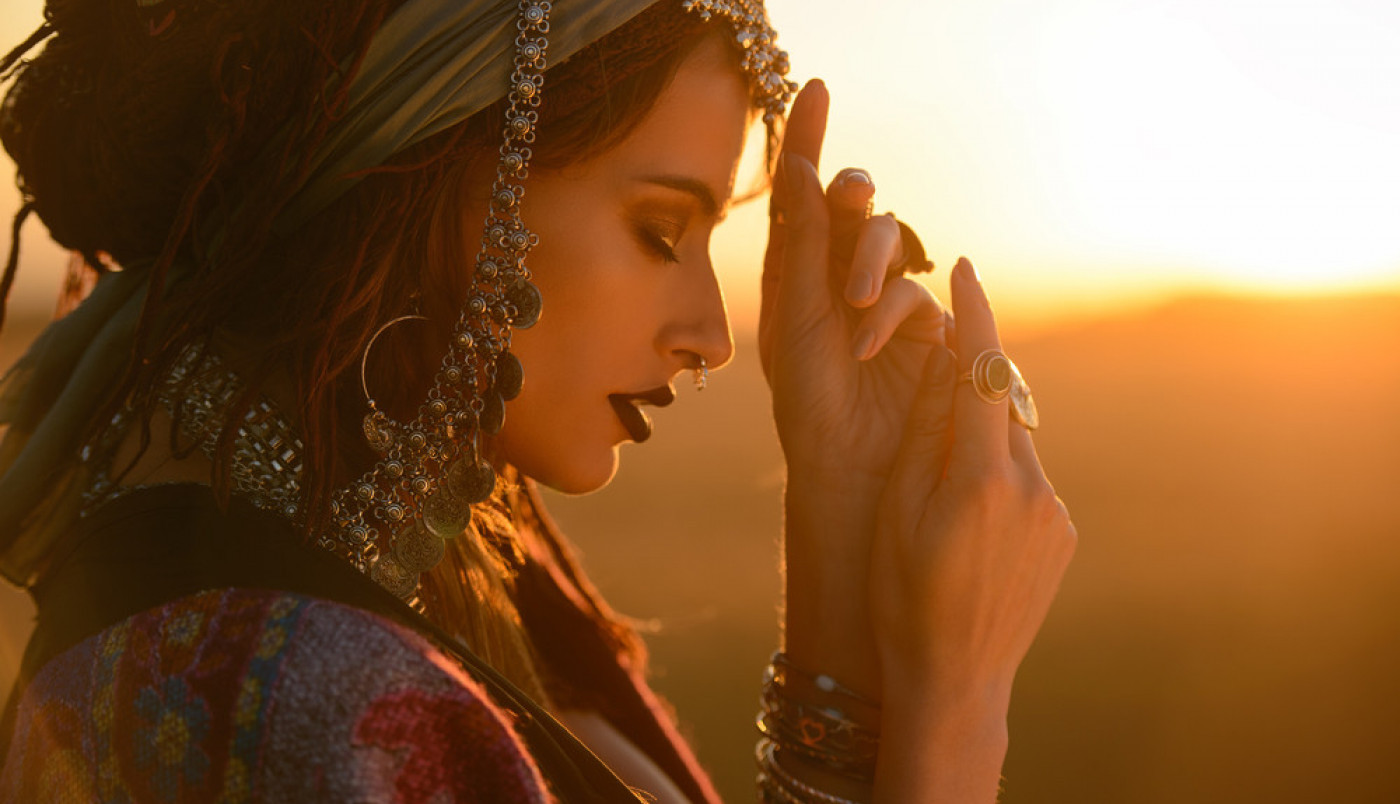 TAROT HOROSKOP ZA DECEMBAR: Otvorite srce za neočekivane poruke i darove, ali ne donosite ishitrene odluke! (FOTO)