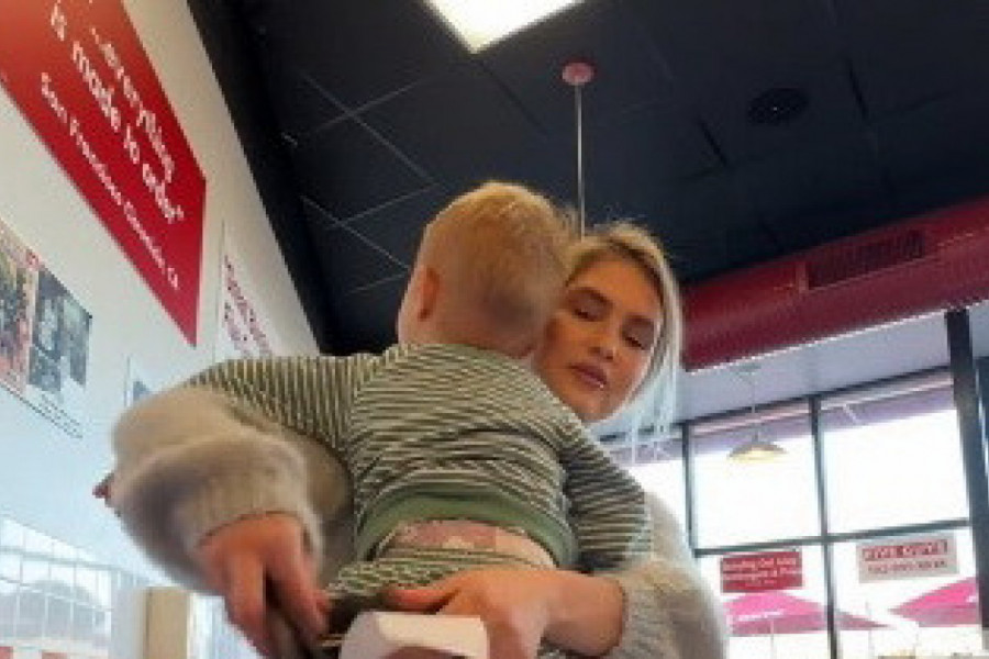 SVI SU KOMENTARISALI KAKO OVA MAJKA NOSI DETE: Kada je rekla koliko ima godina, usledile su burne reakcije (VIDEO)