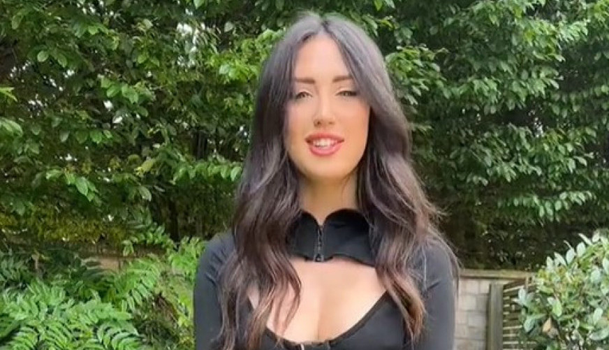 "TO NIJE MAJICA, TO JE MARAMICA": Pokazala je šta će da obuče na porodičnom okupljanju, muškarcima nije dobro od ovih kadrova (VIDEO)