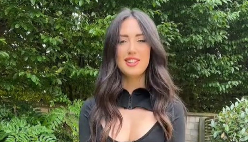 "TO NIJE MAJICA, TO JE MARAMICA": Pokazala je šta će da obuče na porodičnom okupljanju, muškarcima nije dobro od ovih kadrova (VIDEO)