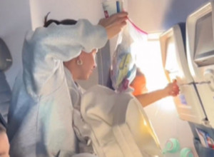 MARIJA JE SA PORODICOM KRENULA NA ODMOR I SVE VREME U AVIONU ANIMIRALA DECU: Zbog reakcije njenog muža gore mreže! (VIDEO)