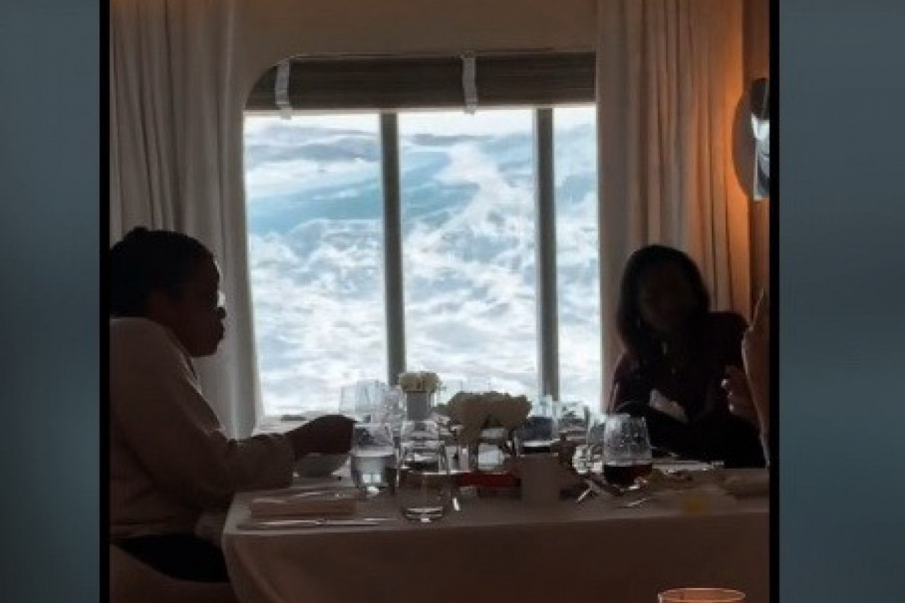 UŽIVALI SU NA KRSTARENJU, A ONDA SU NAIŠLI NA OZLOGLAŠENI PROLAZ: Talasi su ljuljali brod iz sve snage, a ono što su putnici radili ostaviće vas bez teksta (VIDEO)