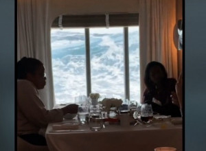 UŽIVALI SU NA KRSTARENJU, A ONDA SU NAIŠLI NA OZLOGLAŠENI PROLAZ: Talasi su ljuljali brod iz sve snage, a ono što su putnici radili ostaviće vas bez teksta (VIDEO)