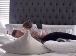 "KO ZNA ŠTA JE SVE TU BILO DOK DA MAMA NIJE DOŠLA KUĆI": Rekla je suprugu da pripazi na dete i psa u njenom odsustvu, kada se vratila zanemela je od prizora u sobi (VIDEO)