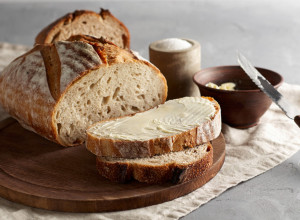 NAPRAVITE HLEB KOJI SE NE MESI: Potrebna su samo 4 sastojka, mekši je od onog iz pekare!