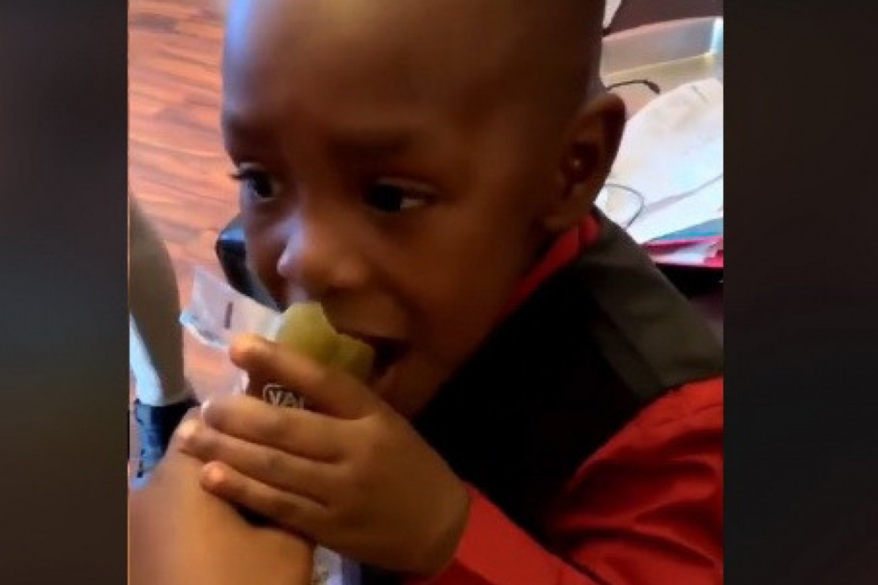 MALIŠAN JE PRVI PUT PROBAO KISELI KRASTAVAC: Posle samo par sekundi srušio se na pod, ovakav razvoj događaja niko nije očekivao (VIDEO)