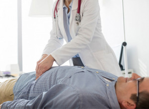 LEKARI SU ZINULI OD ŠOKA TOKOM PREGLEDA PACIJENTA: U crevima su mu pronašli živo stvorenje, prava je misterija kako je dospelo u njegovo telo! (FOTO)