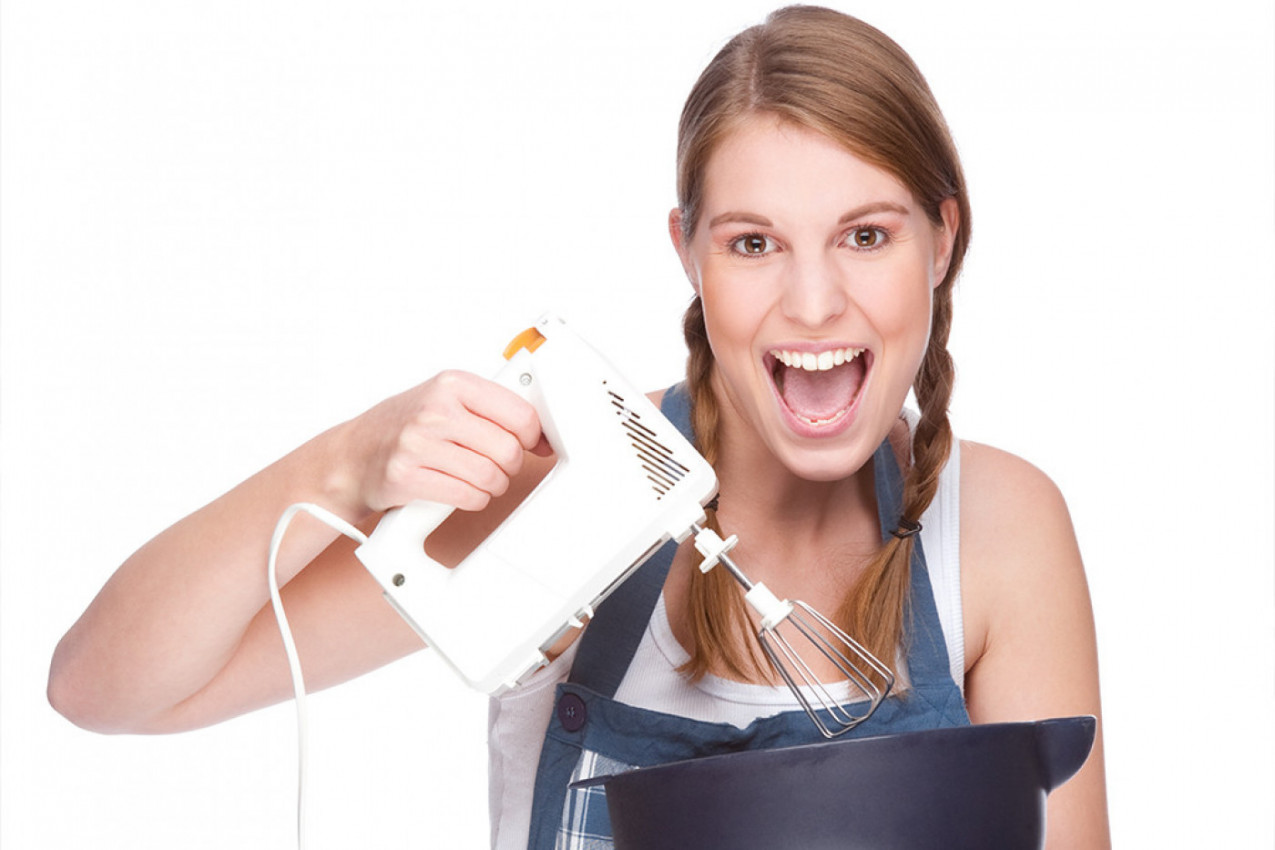 HTELA JE DA SE POHVALI UMEĆEM U KUHINJI: Trenutak nepažnje mogao je biti koban, ljudi u neverici šta se dogodilo! (VIDEO)