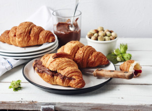 DOMAĆI KROASANI SA KREMOM: Poslastica od lisnatog testa koju ćete napraviti za 10 minuta (FOTO)