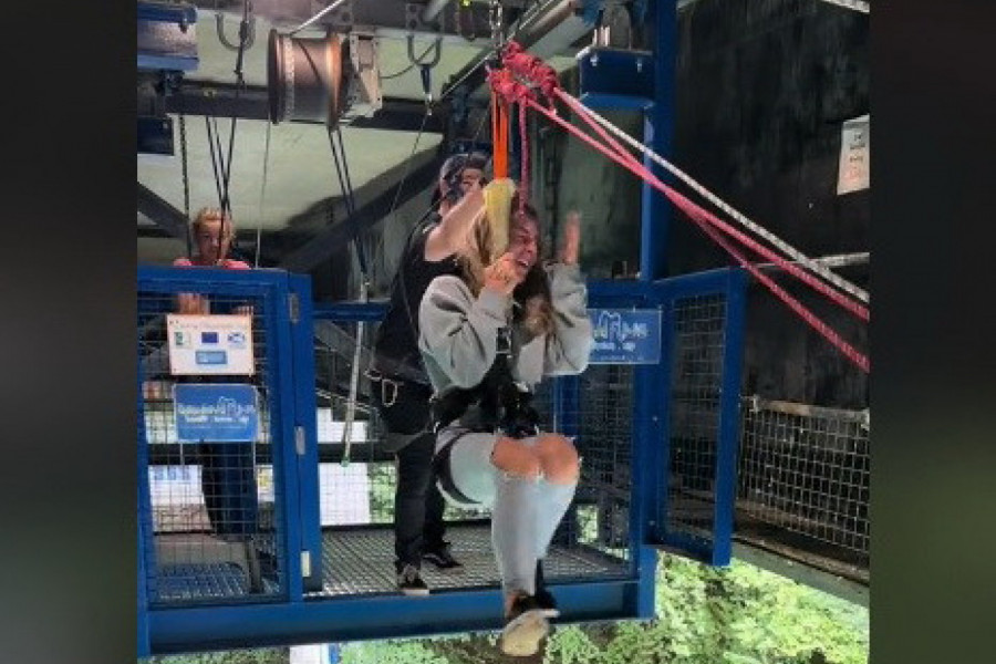 MISLILA JE DA SE SPUŠTA NA ZIPLAJNU, A ONDA SE UŽE OTKAČILO: Vrisak devojke i prisutnih odjekivao je provalijom, ono što je potom usledilo izazvalo je brojne komentare (VIDEO)