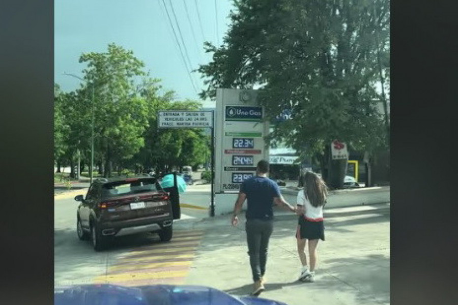 DOŠLA JE DA UPOZNA MOMKA ALI NIJE BILA SAMA: Odluka ove devojke izazvala je burne reakcije na mrežama, komentari se samo nižu! (VIDEO)