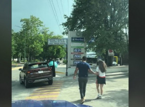 DOŠLA JE DA UPOZNA MOMKA ALI NIJE BILA SAMA: Odluka ove devojke izazvala je burne reakcije na mrežama, komentari se samo nižu! (VIDEO)