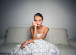 "MOJ SUPRUG JE OTIŠAO SA DRUGOM ŽENOM SA NAŠEG VENČANJA": Ona već danima plače, on preti razvodom, a kraj drame se ni ne nazire! (FOTO)