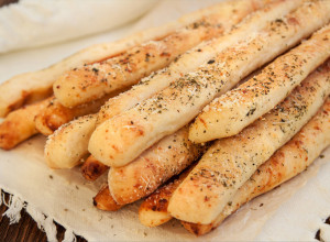 SLANI ŠTAPIĆI, MEKŠI I UKUSNIJI OD ONIH IZ PEKARE: Izdašno pecivo koje će zahvaljujući jednom sastojku danima ostati sveže!