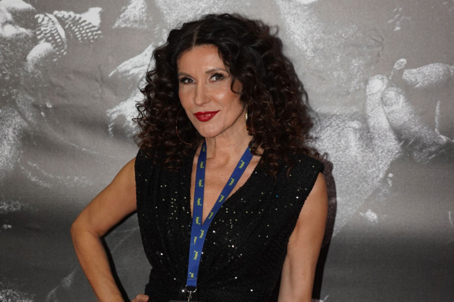 SNEŽANA DAKIĆ U ZLATU I DUBOKOM ŠLICU NA SUKNJI POSLALA ZAGONETNU PORUKU: Jedno pitanje je izazvalo salvu komentara (FOTO+VIDEO)