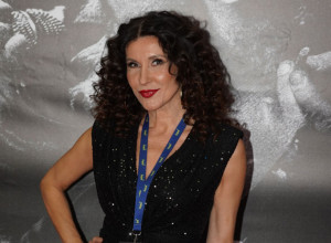 SNEŽANA DAKIĆ U ZLATU I DUBOKOM ŠLICU NA SUKNJI POSLALA ZAGONETNU PORUKU: Jedno pitanje je izazvalo salvu komentara (FOTO+VIDEO)